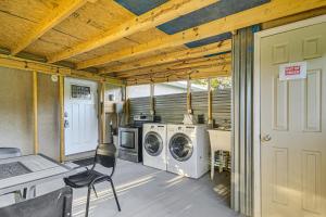 坦帕Tropical Tampa Home Pets Welcome!的配有洗衣机和烘干机的洗衣房