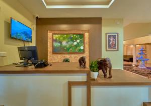 TV a/nebo společenská místnost v ubytování Ushasree Wayanad Heritage Premium Pool Resort by VOYE HOMES