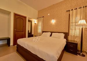 Postel nebo postele na pokoji v ubytování Ushasree Wayanad Heritage Premium Pool Resort by VOYE HOMES