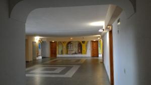 an empty hallway with an archway in a building at Sul mare Atlantico intero appartamento con piscina in Arona