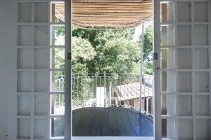 uma janela aberta com vista para uma varanda em Brasil Buzios em Búzios