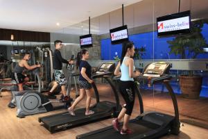 Das Fitnesscenter und/oder die Fitnesseinrichtungen in der Unterkunft Swiss-Belinn Karawang