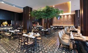Ein Restaurant oder anderes Speiselokal in der Unterkunft Swiss-Belinn Karawang 