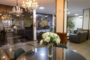 Uma área de estar em Allegro Hotel