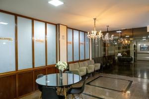 Uma área de estar em Allegro Hotel