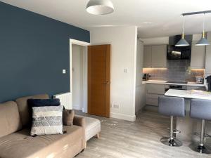 a living room with a couch and a kitchen at 2 Bedroom Flat Bracknell Free Parking in Bracknell