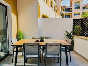 Balkón nebo terasa v ubytování Queens Gardens Paradise Vip, Pool, Mall, Sea + 37 fotografií