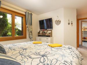 Ένα ή περισσότερα κρεβάτια σε δωμάτιο στο Apartment Bouquetins by Interhome