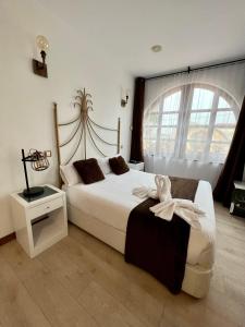 A bed or beds in a room at Posada la Leyenda