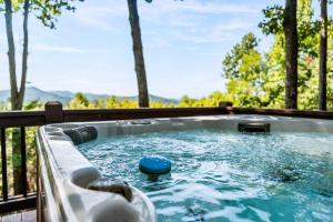 ブルーリッジにある30 percent off thru July 5 Insane Views Hot Tub Game Roomのギャラリーの写真