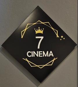 ein schwarzes Schild mit einer Krone an der Wand in der Unterkunft Arts By Loulé - Alojamento de Charme in Loulé