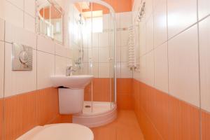 un bagno con wc, lavandino e doccia di Pensjonat Duet Mielno 300 metrów od morza a Mielno