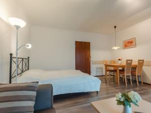 Postel nebo postele na pokoji v ubytování Apartment Landhaus St- Georg-4 by Interhome