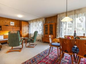 シャンペリーにあるApartment Grand-Pré A by Interhomeのダイニングテーブルと椅子のあるリビングルーム