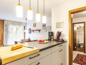 シャンペリーにあるApartment Grand-Pré A by Interhomeのカウンターのカッティングボード付きキッチン