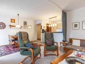 シャンペリーにあるApartment Grand-Pré A by Interhomeのリビングルーム(緑の椅子、テーブル付)