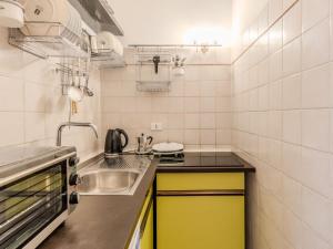 リーヴァ・デル・ガルダにあるApartment Condominio Garda by Interhomeのシンクとコンロのある小さなキッチン