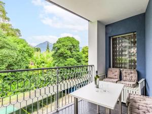 リーヴァ・デル・ガルダにあるApartment Condominio Garda by Interhomeの景色を望むバルコニー(テーブル、椅子付)
