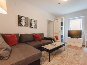 TV in/ali zabaviščno središče v nastanitvi Apartment Susis by Interhome