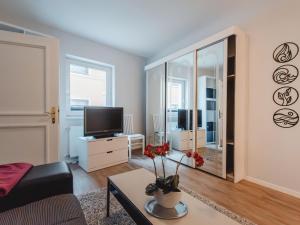 TV in/ali zabaviščno središče v nastanitvi Apartment Susis by Interhome
