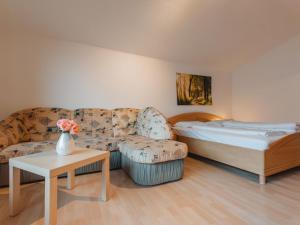 een woonkamer met een bank en een bed bij Apartment Landhaus St- Georg-8 by Interhome in Bad Gastein