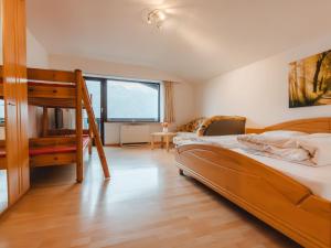 een slaapkamer met twee stapelbedden en een bureau bij Apartment Landhaus St- Georg-8 by Interhome in Bad Gastein +22 foto's