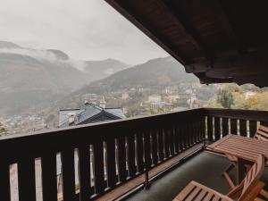 een balkon met stoelen en uitzicht op een berg bij Apartment Landhaus St- Georg-8 by Interhome in Bad Gastein