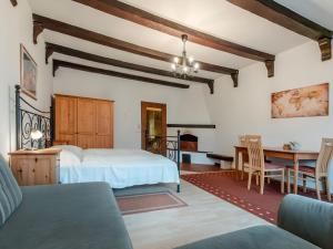 een slaapkamer met een bed, een tafel en stoelen bij Apartment Landhaus St- Georg-7 by Interhome in Bad Gastein