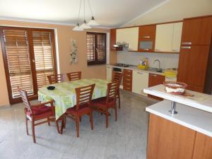 Kuchyň nebo kuchyňský kout v ubytování Cozy apartments and rooms Pavićini