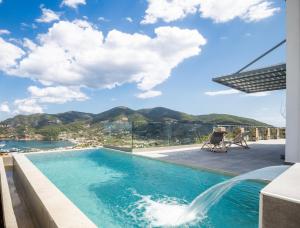 una piscina con vista sulle montagne di Jonina Resort a Skopelos Town