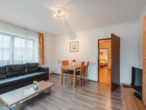 een woonkamer met een bank en een tafel bij Apartment Landhaus St- Georg-3 by Interhome in Bad Gastein +23 foto's