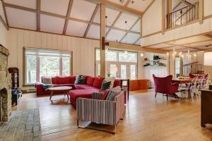 a living room with a red couch and a table at View and access to Lake Orford - Spa - Australe in Austin +32 photos