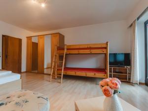een kamer met een stapelbed en een televisie bij Apartment Landhaus St- Georg-8 by Interhome in Bad Gastein
