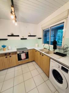 Kuchyň nebo kuchyňský kout v ubytování La Canopé - T2 calme et central avec son jacuzzi