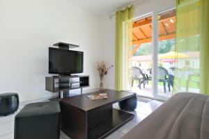 Televisyen dan/atau pusat hiburan di Duo de Maisons avec Piscine et Clim