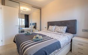 Un dormitorio con una cama con toallas. en Central Los Gigantes Florida By Dreamhomestenerife, en Acantilado de los Gigantes 36 fotos más