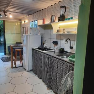 Kuchyň nebo kuchyňský kout v ubytování Apartamento Container com pátio, vaga para carro e Split