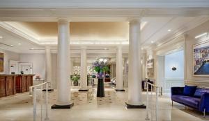 Uma área de estar em The College Green Dublin Hotel, Autograph Collection