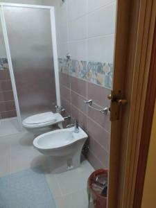 un baño con inodoro y lavabo en B&b Continentale, en Scalea
