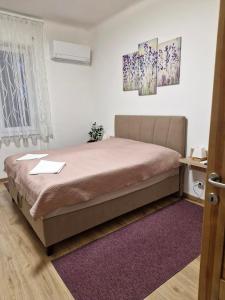 Posteľ alebo postele v izbe v ubytovaní St Donat Belvarosi Apartman Koszeg