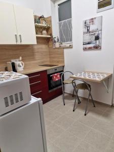 Kuchyňa alebo kuchynka v ubytovaní St Donat Belvarosi Apartman Koszeg