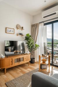 Μια τηλεόραση ή/και κέντρο ψυχαγωγίας στο Title Halo Memories Naiyang Pool Gym Sauna