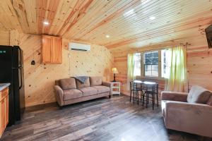 una sala de estar con un sofá y una mesa en Riverfront Cabin Near Yellowstone Lake State Park, en Blanchardville