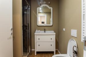 a bathroom with a sink and a mirror at Moderno Bilocale con Aria Condizionata vicino a Duomo, Fondazione Prada e IEO in Milan