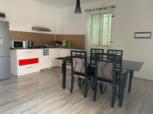 Köök või kööginurk majutusasutuses TheLight Villa