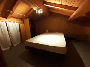 Ένα ή περισσότερα κρεβάτια σε δωμάτιο στο Chalet Blanche neige