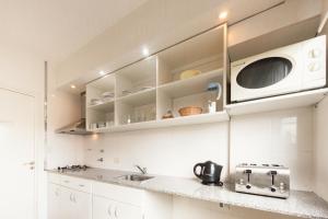 Le Batiment Apartments的厨房或小厨房