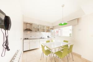 Le Batiment Apartments的厨房或小厨房