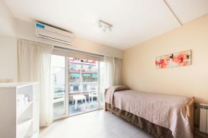 布宜诺斯艾利斯Le Batiment Apartments的一间带床和大窗户的卧室