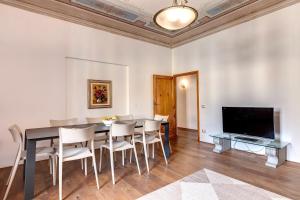 A television and/or entertainment centre at Pisana Apartment by Mamo Florence